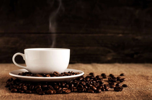 Taza de café recién preparado, la bebida tradicional que ahora también se prepara mezclada con hongos funcionales como reishi y cordyceps