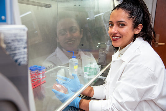 Investigadora trabajando en laboratorio con muestras de suelo para estudio de biorremediación con hongos, UConn