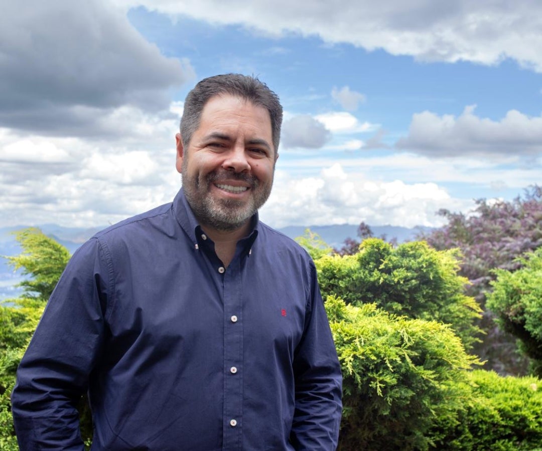 Retrato del psicólogo colombiano Efrén Martínez Ortiz, líder del estudio sobre sentido de vida en Latinoamérica y de la campaña Conectarse a la Vida